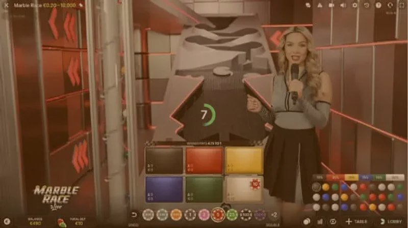 Marble Race Spielfeld mit sechs bunten Kugeln auf der physischen Rennstrecke